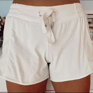 ❤︎white lululemon shorts❤︎